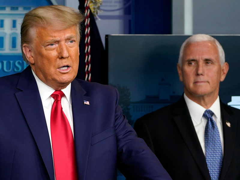 Der damalige US-Präsident Donald Trump gibt ein Pressestatement im Weißen Haus ab, im Hintergrund sein Vize Mike Pence. - Foto: Susan Walsh/AP/dpa