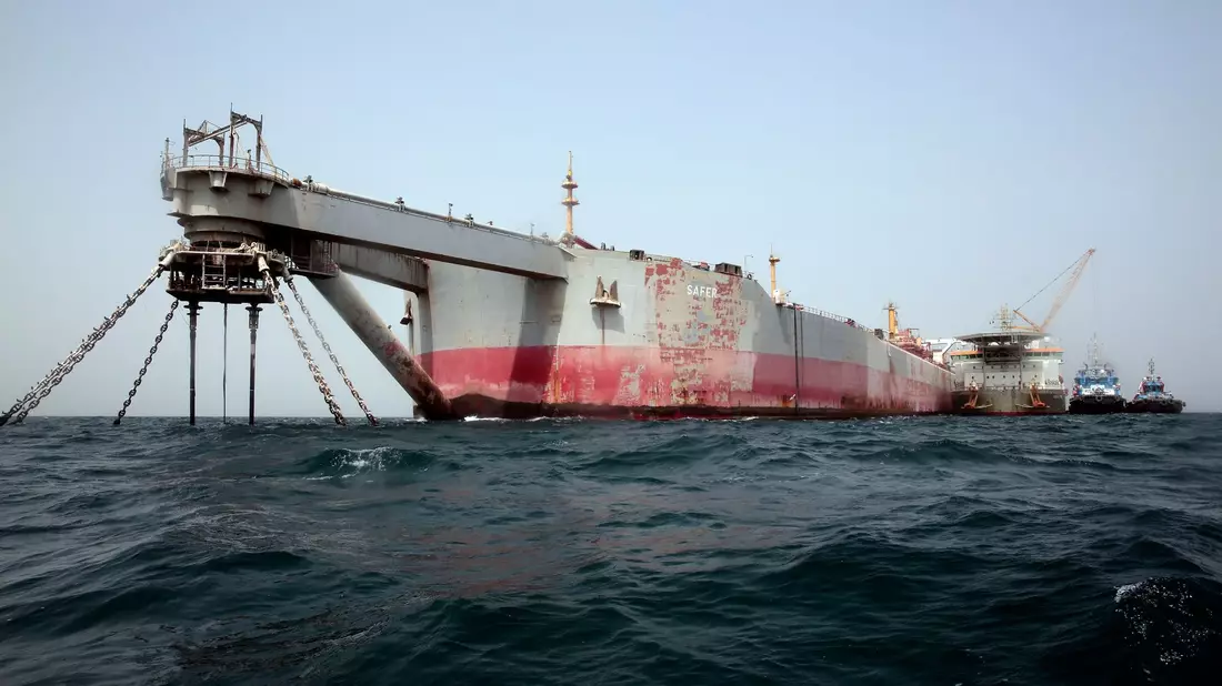 Spezialschiffe liegen neben dem Tanker «FSO Safer». Auf dem maroden und seit Jahren nicht mehr gewarteten Schiff lagern nach jüngster Einschätzung 1,37 Millionen Barrel Öl (etwa 218 Millionen Liter). - Bild: Osamah Abdulrahman/AP/dpa