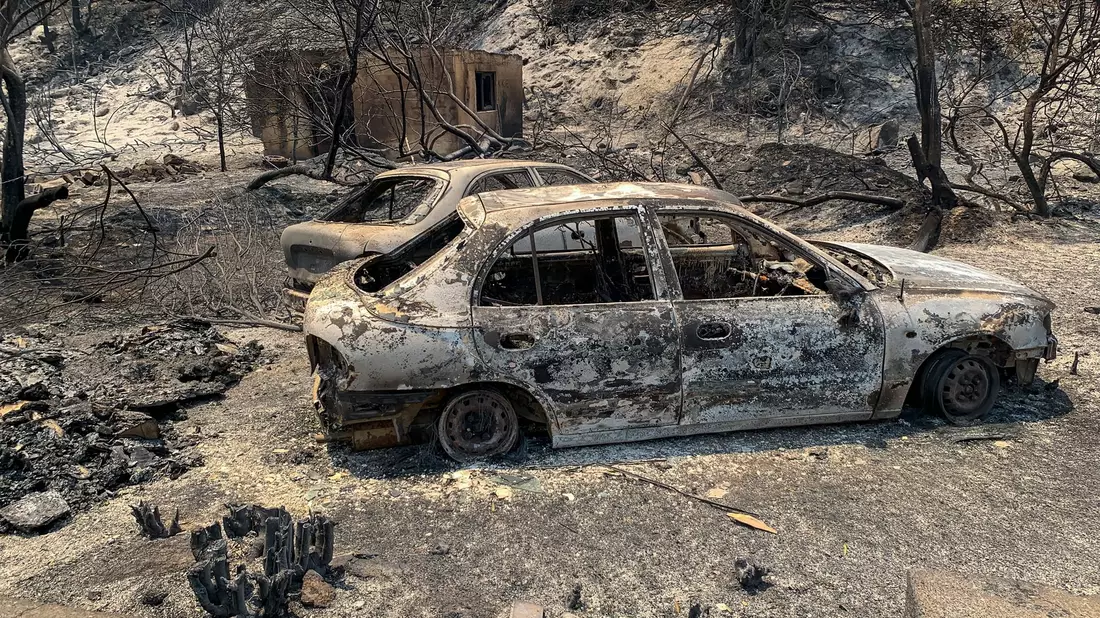 Tausende Menschen sind auf der griechischen Insel Rhodos auf der Flucht vor schweren Waldbränden, darunter zahlreiche Touristen. - Bild: Lefteris Damianidis/InTime News/AP/dpa