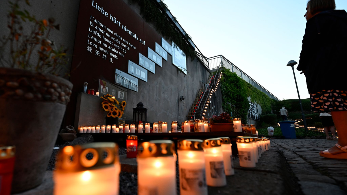 Kerzen erinnern an die Toten und Verletzten beim Loveparade-Unglück 2010 in Duisburg. - Foto: Roberto Pfeil/dpa