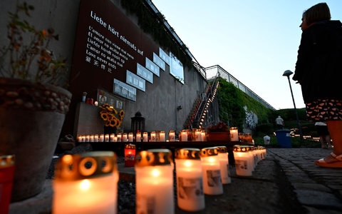 Kerzen erinnern an die Toten und Verletzten beim Loveparade-Unglück 2010 in Duisburg. - Foto: Roberto Pfeil/dpa