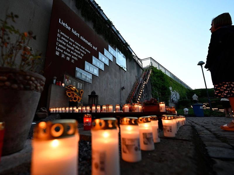 Kerzen erinnern an die Toten und Verletzten beim Loveparade-Unglück 2010 in Duisburg. - Foto: Roberto Pfeil/dpa