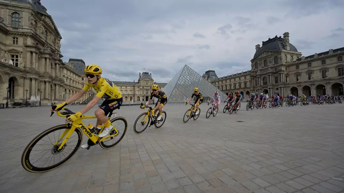 Jonas Vingegaard (l) aus Dänemark von Team Jumbo-Visma im Gelben Trikot hat die 110. Tour de France gewonnen. - Bild: Alain Jocard/AFP POOL/AP
