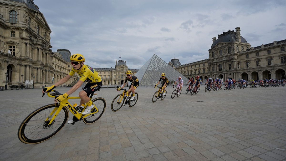 Jonas Vingegaard (l) aus Dänemark von Team Jumbo-Visma im Gelben Trikot hat die 110. Tour de France gewonnen. - Foto: Alain Jocard/AFP POOL/AP