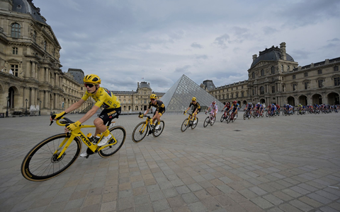 Jonas Vingegaard (l) aus Dänemark von Team Jumbo-Visma im Gelben Trikot hat die 110. Tour de France gewonnen. - Foto: Alain Jocard/AFP POOL/AP