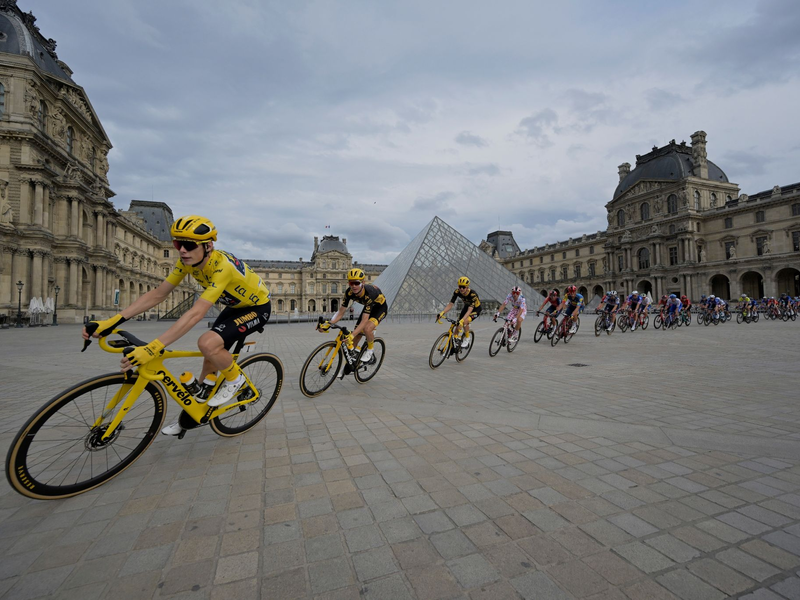 Jonas Vingegaard (l) aus Dänemark von Team Jumbo-Visma im Gelben Trikot hat die 110. Tour de France gewonnen. - Foto: Alain Jocard/AFP POOL/AP