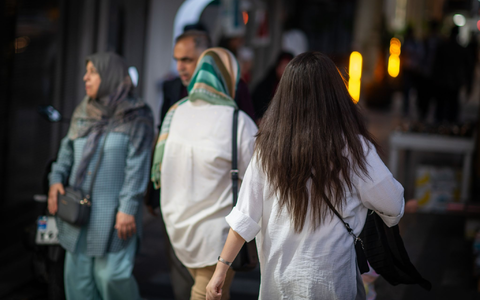 Eine Frau setzt in Teheran ein Zeichen - ohne Kopftuch. Irans Behörden verfolgen die Vollstreckung islamischer Kleidungsvorschriften wieder konsequenter. - Foto: Arne Bänsch/dpa