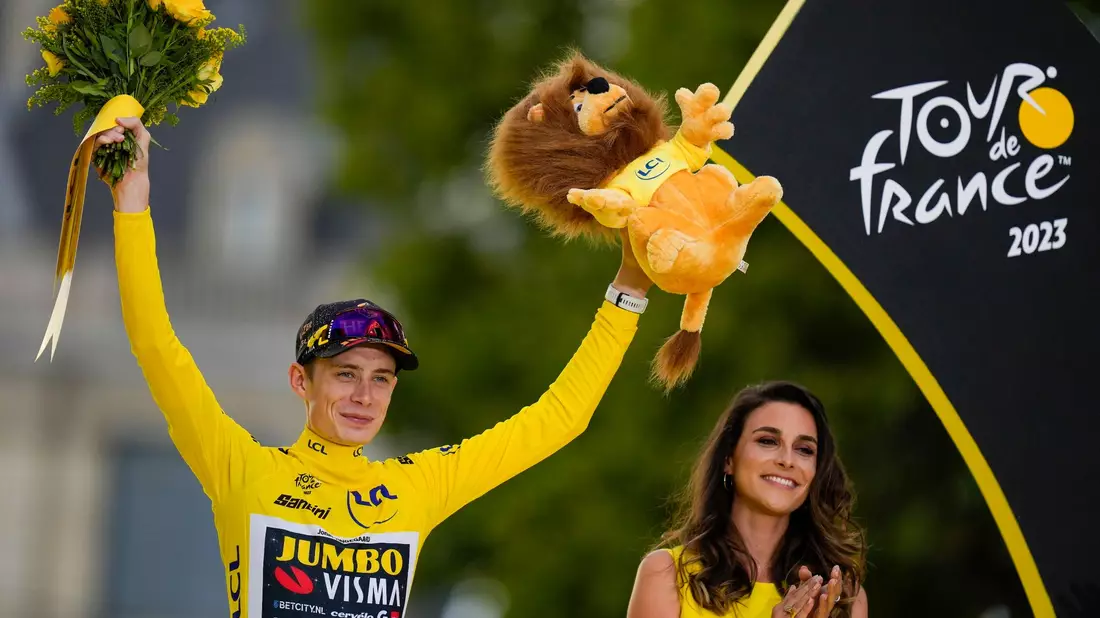 Jonas Vingegaard (l) aus Dänemark von Team Jumbo-Visma jubelt über seinen Gesamtsieg. - Bild: Thibault Camus/AP/dpa