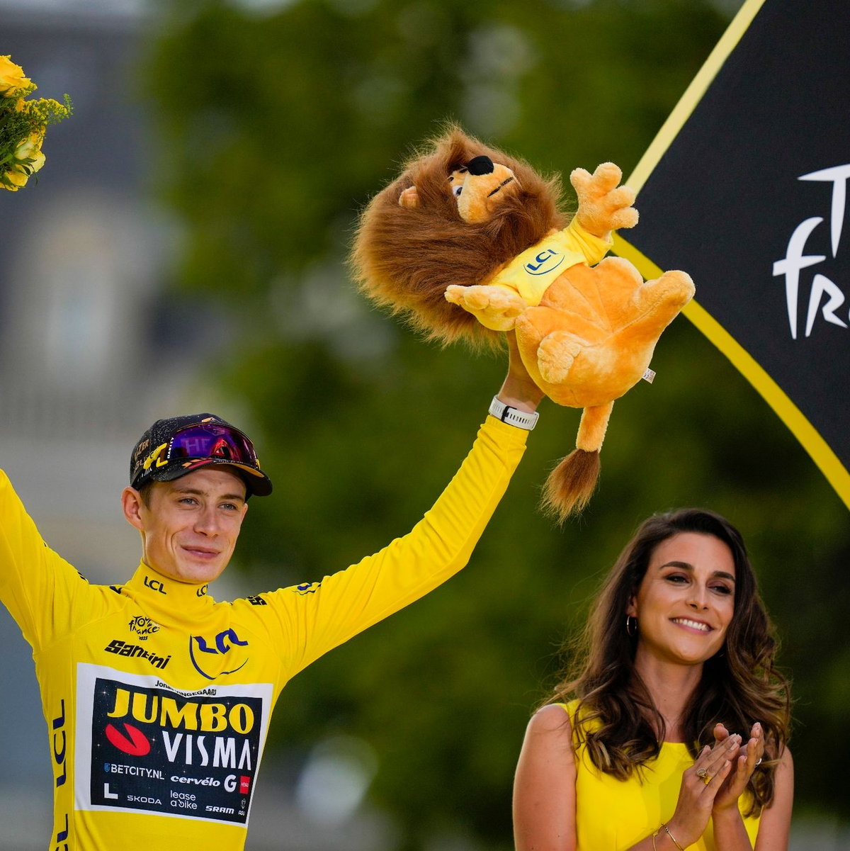 Jonas Vingegaard (l) aus Dänemark von Team Jumbo-Visma jubelt über seinen Gesamtsieg. - Foto: Thibault Camus/AP/dpa