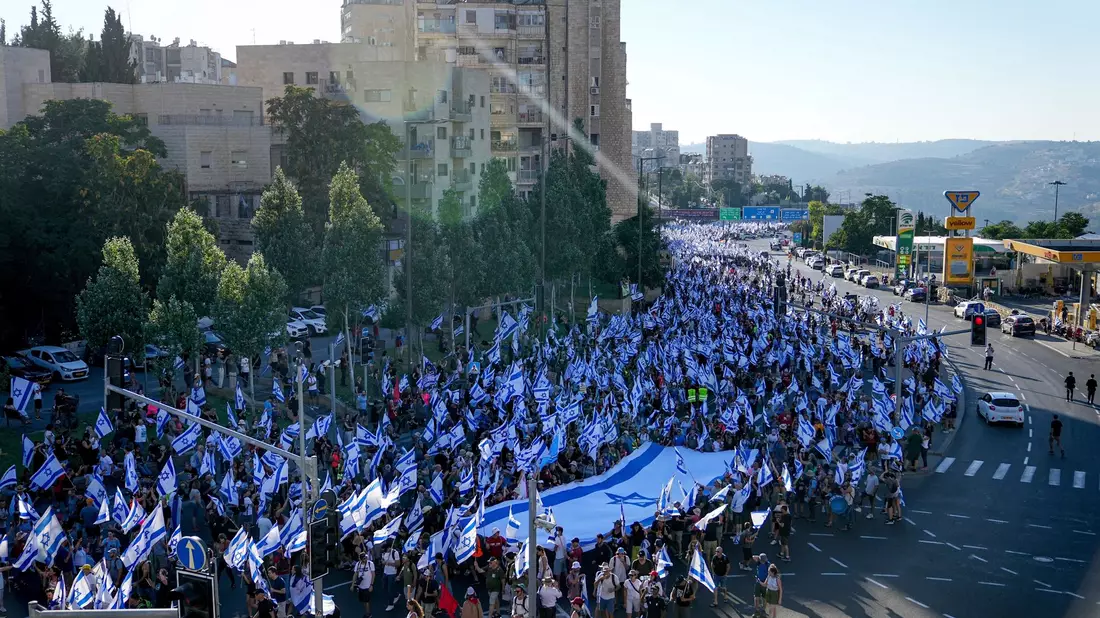 Tausende Israelis sind nach Jerusalem marschiert, um gegen die Pläne der Regierung zu protestieren. - Bild: Ohad Zwigenberg/AP/dpa