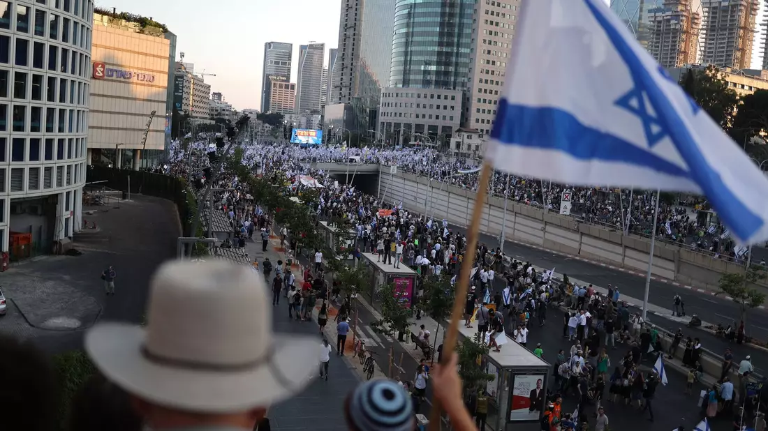 Unterstützer der geplanten Reform laufen durch Tel Aviv. - Bild: Ilia Yefimovich/dpa