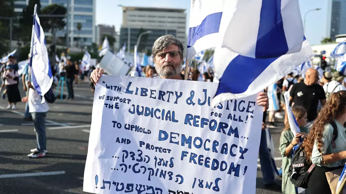 Dieser Demonstrant in Tel Aviv gehört zu den Unterstützern des Gesetzesvorhabens. - Bild: Ilia Yefimovich/dpa