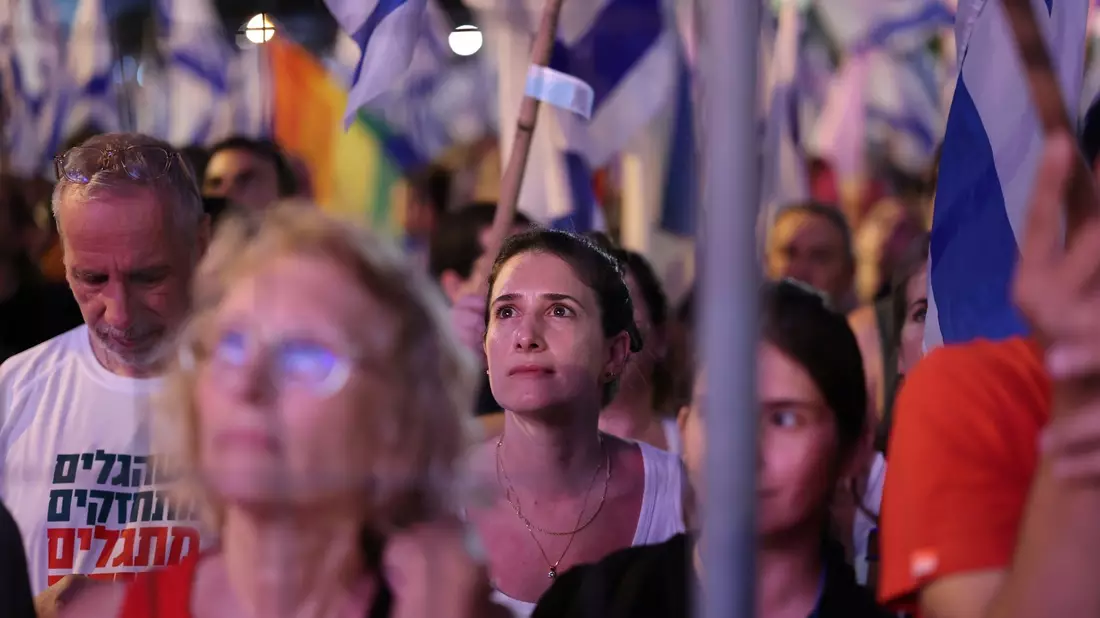Menschen demonstrieren in Tel Aviv gegen die Pläne der Regierung von Ministerpräsident Netanjahu. - Bild: Ilia Yefimovich/dpa