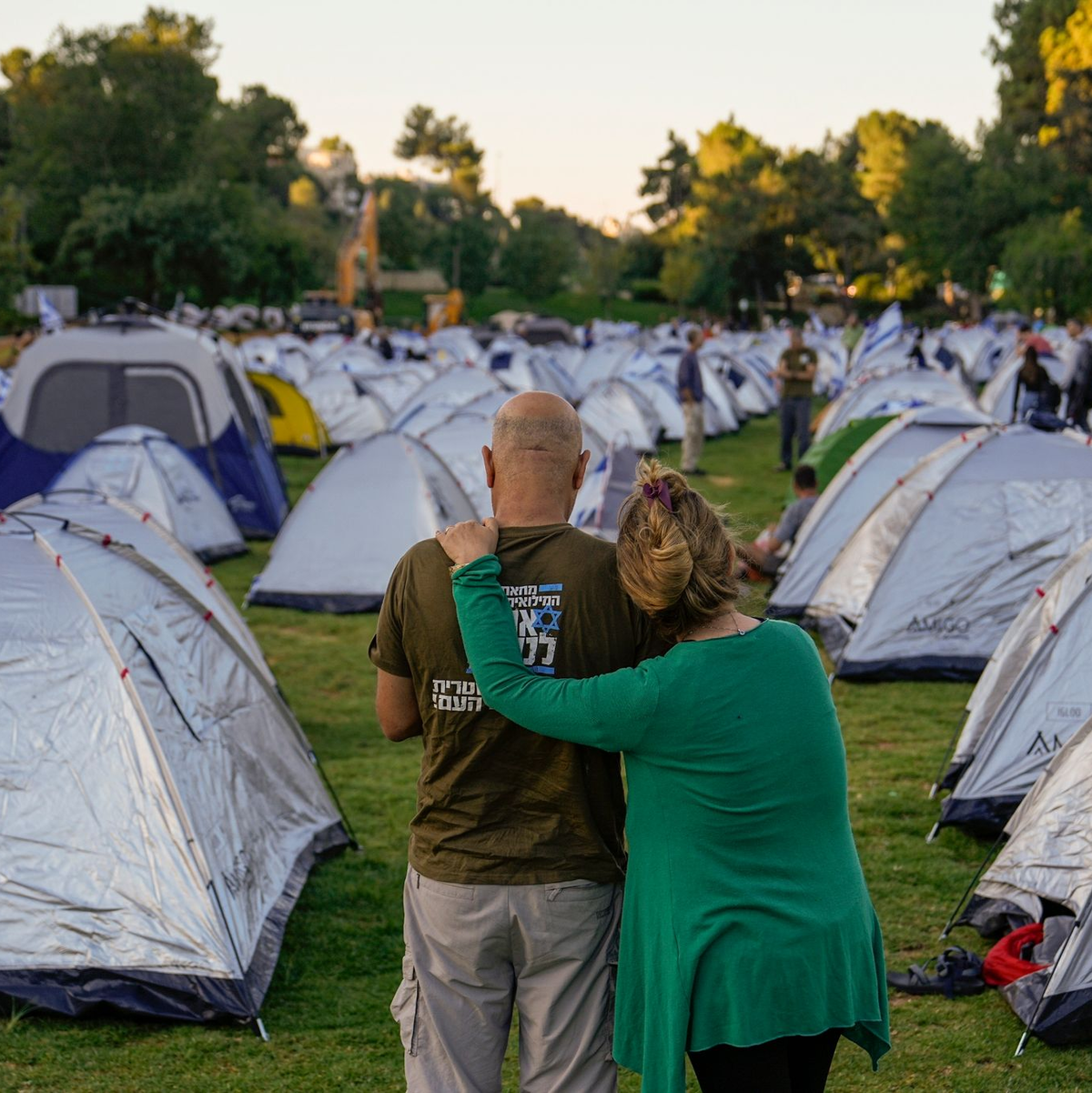 Gegner der Reform campieren vor dem israelischen Parlament in Jerusalem. - Foto: Ohad Zwigenberg/AP/dpa