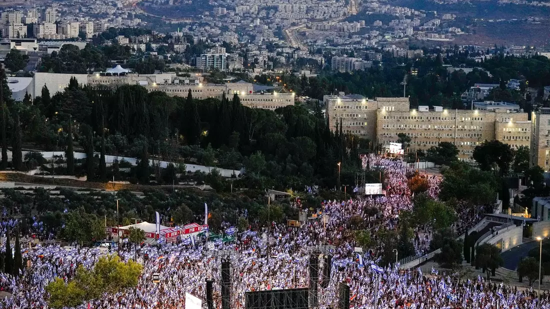 Israelis protestieren vor dem Parlament in Jerusalem gegen den geplanten Umbau der Justiz. - Bild: Ohad Zwigenberg/AP