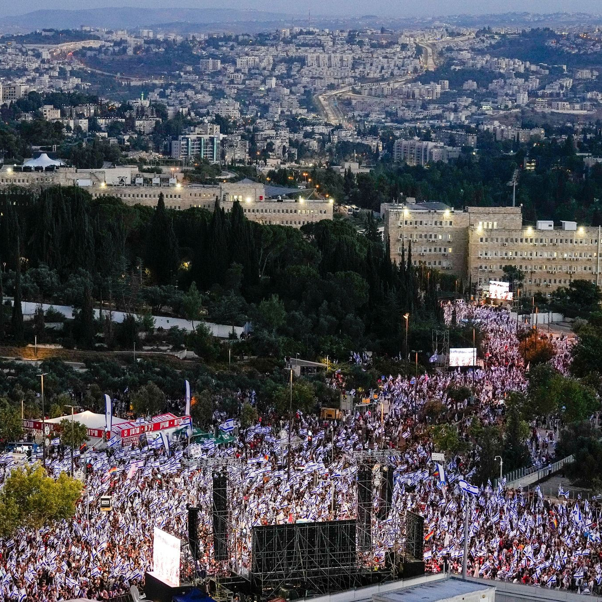 Israelis protestieren vor dem Parlament in Jerusalem gegen den geplanten Umbau der Justiz. - Foto: Ohad Zwigenberg/AP