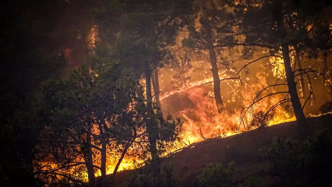 Der Rauch trübt die Sicht auf Rhodos. - Bild: Argiris Mantikos/XinHua/dpa