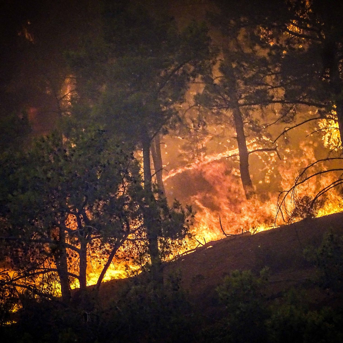 Der Rauch trübt die Sicht auf Rhodos. - Foto: Argiris Mantikos/XinHua/dpa