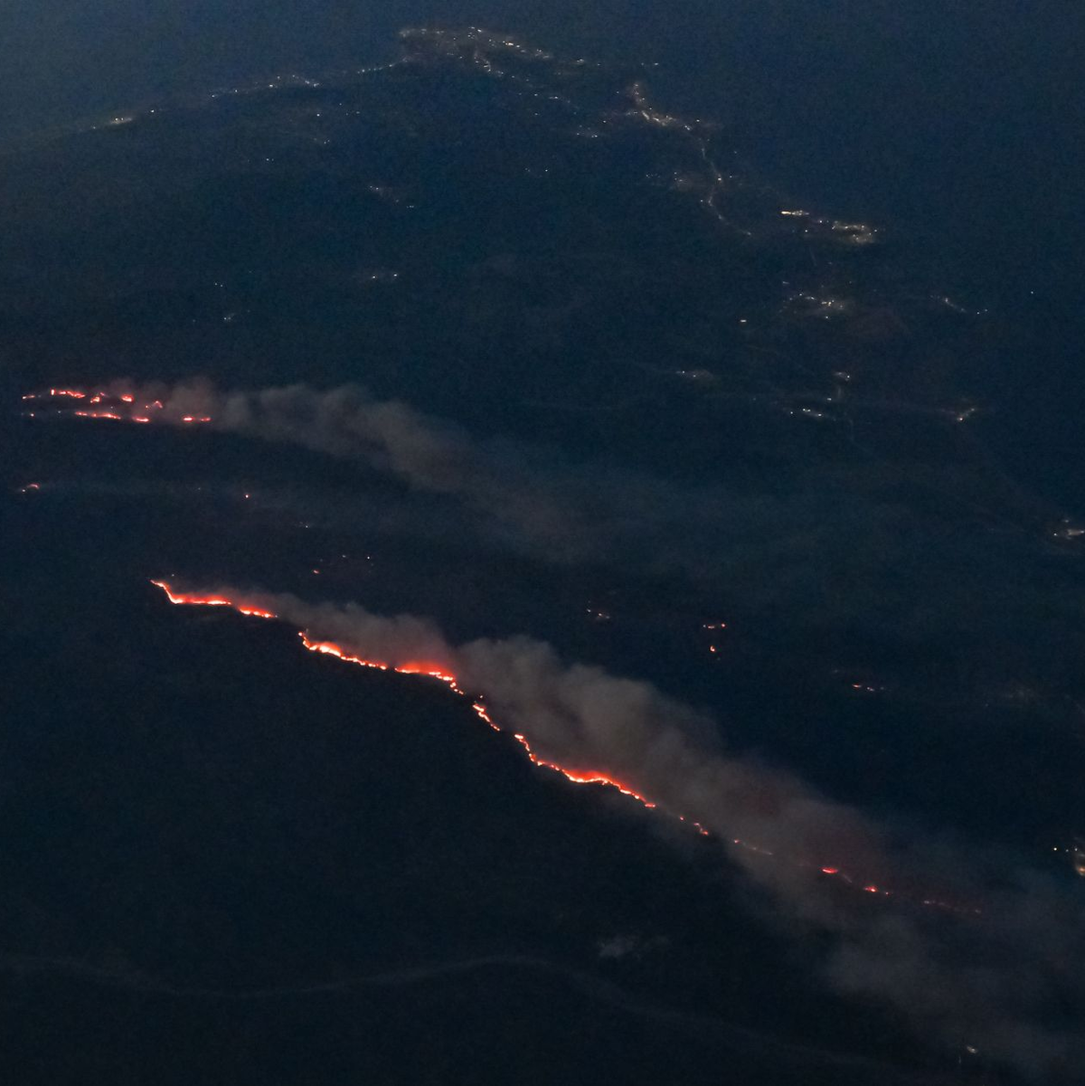 Von einem Flugzeug aus sind die Waldbrände auf der Insel Rhodos zu sehen. - Foto: Britta Pedersen/dpa