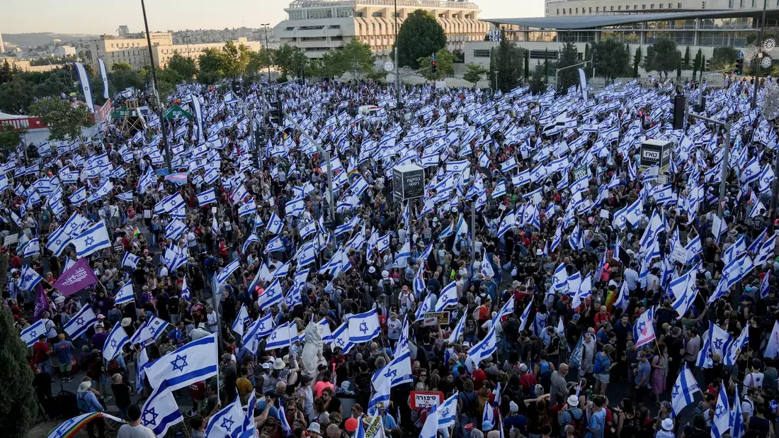 Eine große Menschenmenge protestiert vor dem Parlament in Jerusalem gegen den Plan der Regierung von Netanjahu zur Überarbeitung der Justiz. - Bild: Mahmoud Illean/AP