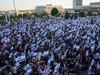Eine große Menschenmenge protestiert vor dem Parlament in Jerusalem gegen den Plan der Regierung von Netanjahu zur Überarbeitung der Justiz. - Foto: Mahmoud Illean/AP