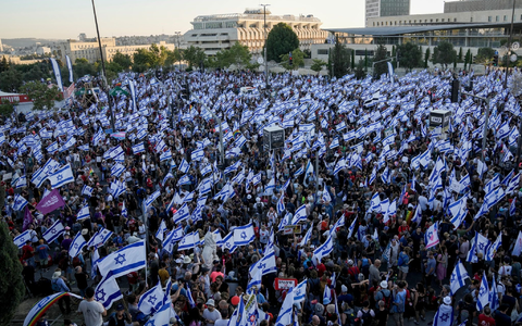 Eine große Menschenmenge protestiert vor dem Parlament in Jerusalem gegen den Plan der Regierung von Netanjahu zur Überarbeitung der Justiz. - Foto: Mahmoud Illean/AP