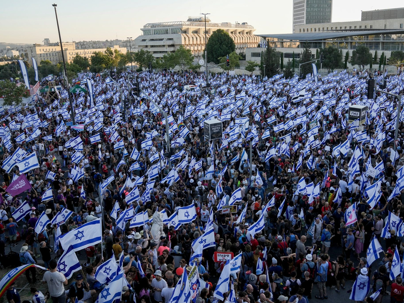 Eine große Menschenmenge protestiert vor dem Parlament in Jerusalem gegen den Plan der Regierung von Netanjahu zur Überarbeitung der Justiz. - Foto: Mahmoud Illean/AP