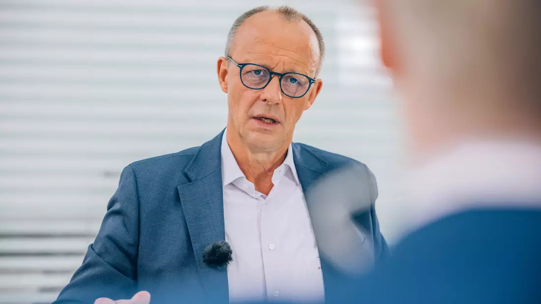 Der CDU-Vorsitzende Friedrich Merz beim ZDF-Sommerinterview. - Bild: Dominik Asbach/ZDF/dpa