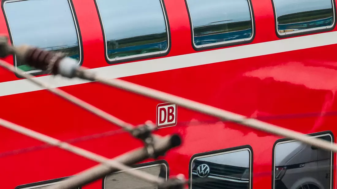 In Mecklenburg-Vorpommern ist es in einem Zug zu rassistisch motivierter Gewalt gekommen. - Bild: Frank Molter/dpa