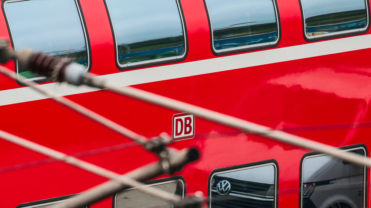 In Mecklenburg-Vorpommern ist es in einem Zug zu rassistisch motivierter Gewalt gekommen. - Foto: Frank Molter/dpa