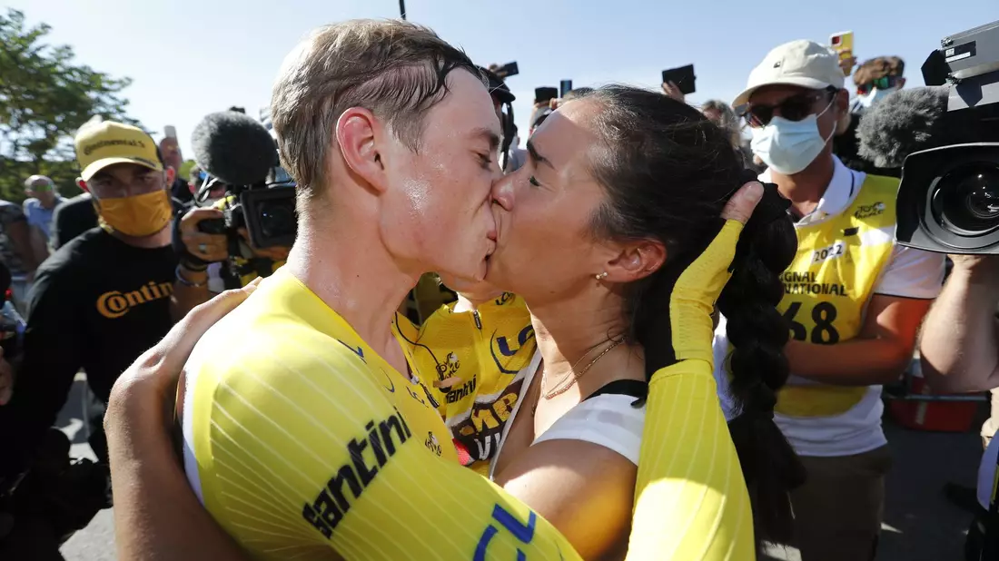 Siegerkuss: Jonas Vingegaard und seine Frau Trine Hansen. - Bild: Pool Tim Van Wichelen/BELGA/dpa