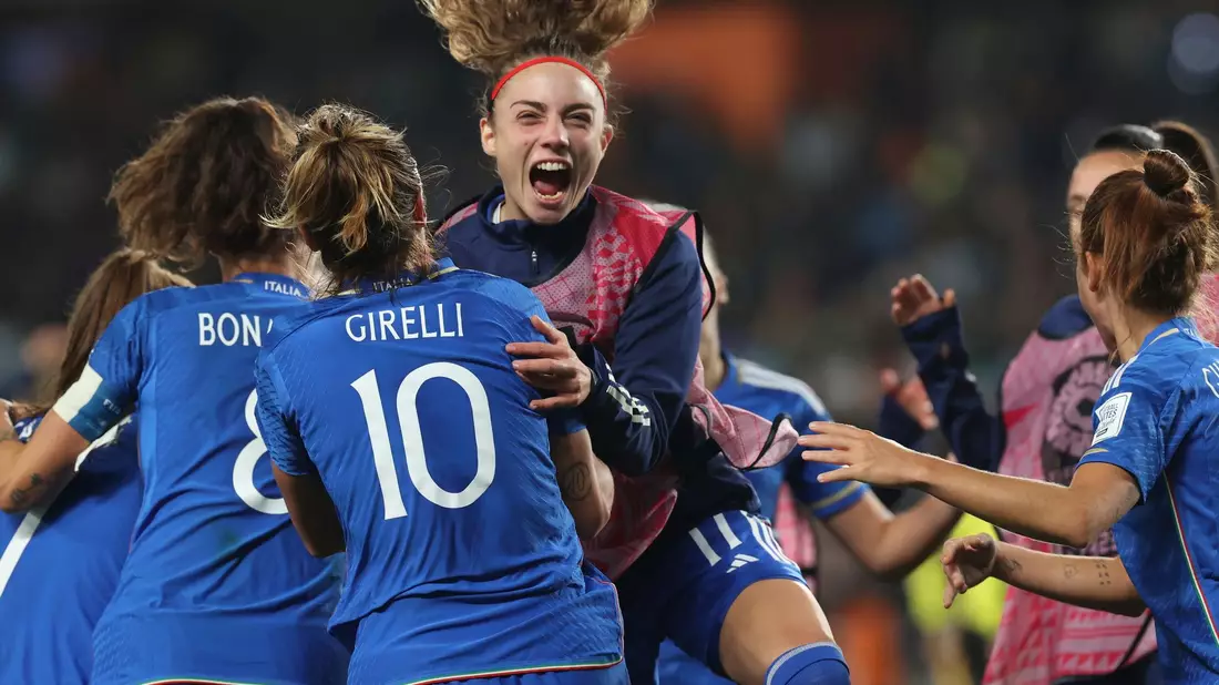 Cristiana Girelli (vorne,M) machte Italiens Sieg gegen Argentinien perfekt. - Bild: Rafaela Pontes/AP/dpa