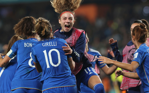 Cristiana Girelli (vorne,M) machte Italiens Sieg gegen Argentinien perfekt. - Foto: Rafaela Pontes/AP/dpa