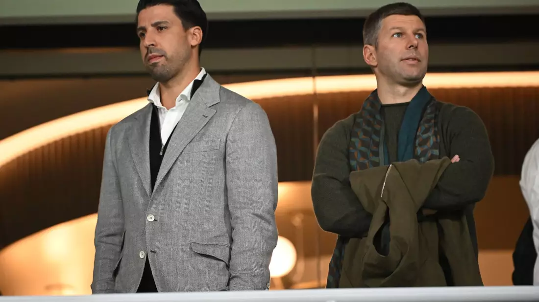 Die beiden Ex-Nationalspieler Sami Khedira (l) und Thomas Hitzlsperger verfolgten das Spiel live vor Ort. - Bild: Sebastian Christoph Gollnow/dpa