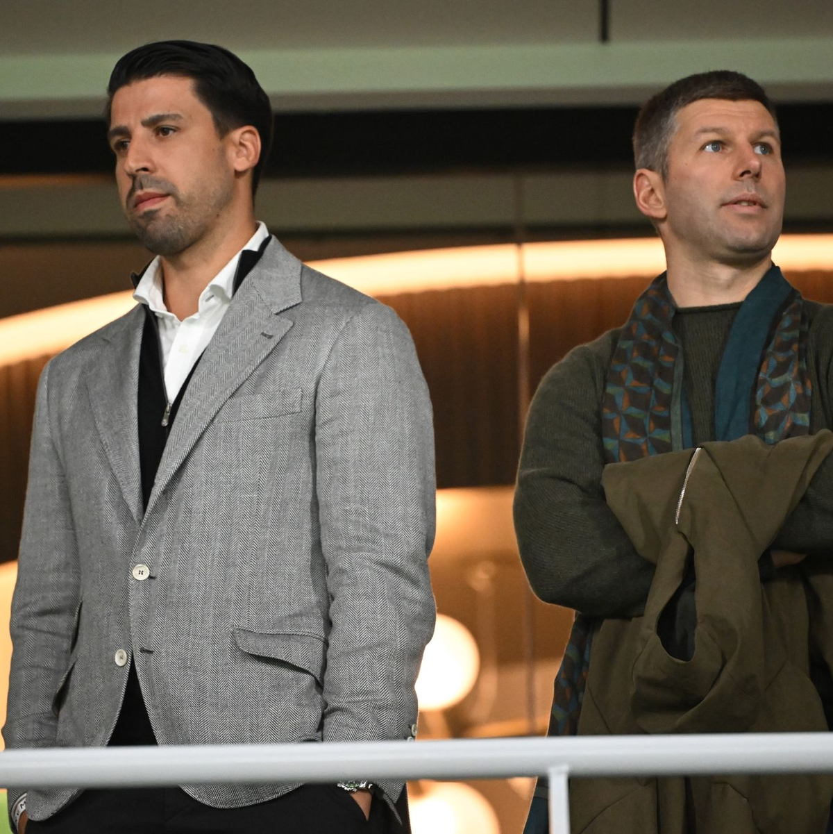 Die beiden Ex-Nationalspieler Sami Khedira (l) und Thomas Hitzlsperger verfolgten das Spiel live vor Ort. - Foto: Sebastian Christoph Gollnow/dpa