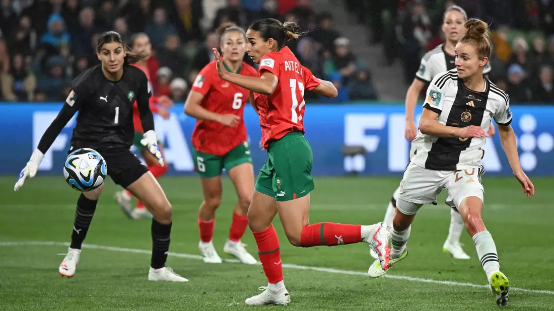 Hanane Aït El Haj (M) sorgte per Eigentor für das 4:0 der DFB-Frauen. - Bild: Sebastian Christoph Gollnow/dpa