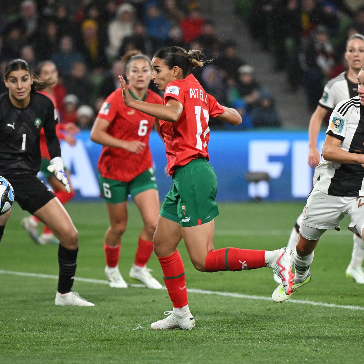 Hanane Aït El Haj (M) sorgte per Eigentor für das 4:0 der DFB-Frauen. - Foto: Sebastian Christoph Gollnow/dpa