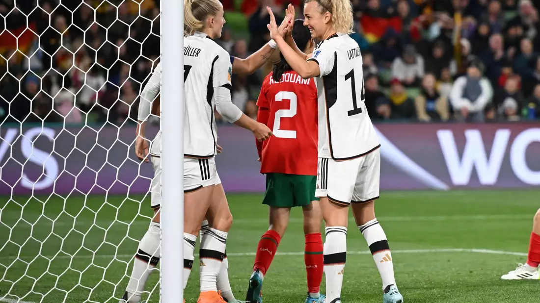 Lea Schüller (M) stellte mit dem 6:0 den Endstand her. - Bild: Sebastian Christoph Gollnow/dpa