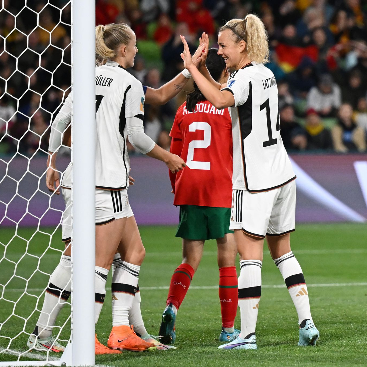 Lea Schüller (M) stellte mit dem 6:0 den Endstand her. - Foto: Sebastian Christoph Gollnow/dpa