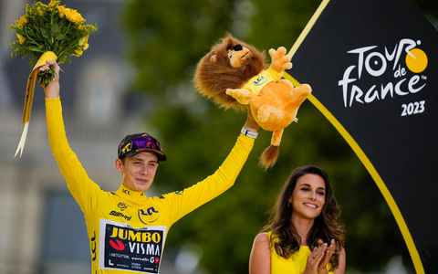 Reist erneut als Tour-Sieger zurück nach Dänemark: Jonas Vingegaard. - Foto: Thibault Camus/AP/dpa