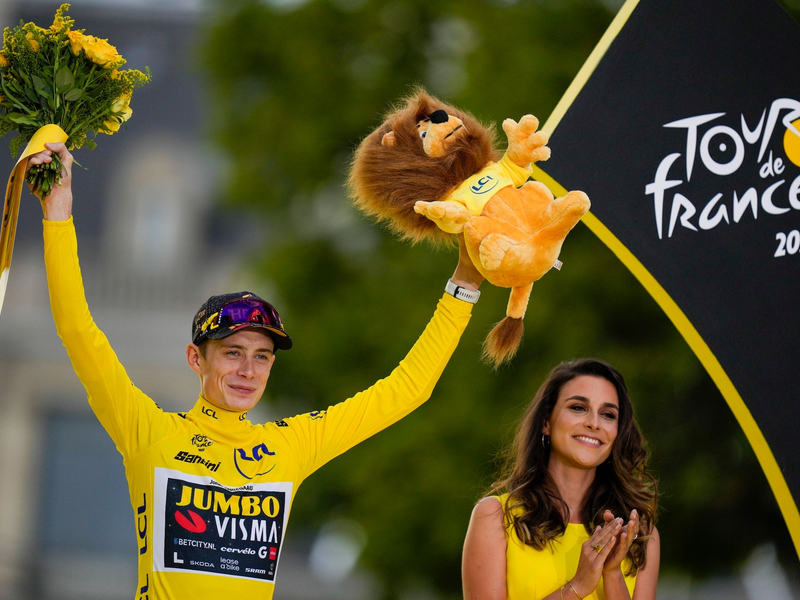 Reist erneut als Tour-Sieger zurück nach Dänemark: Jonas Vingegaard. - Foto: Thibault Camus/AP/dpa
