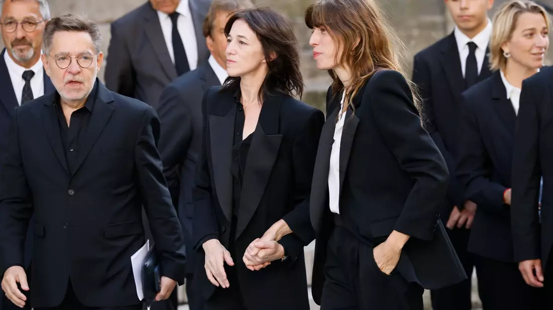 Frankreichs Première Dame Brigitte Macron kommt zur Trauerfeier. - Bild: Thomas Padilla/AP/dpa