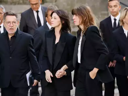 Frankreichs Première Dame Brigitte Macron kommt zur Trauerfeier. - Foto: Thomas Padilla/AP/dpa