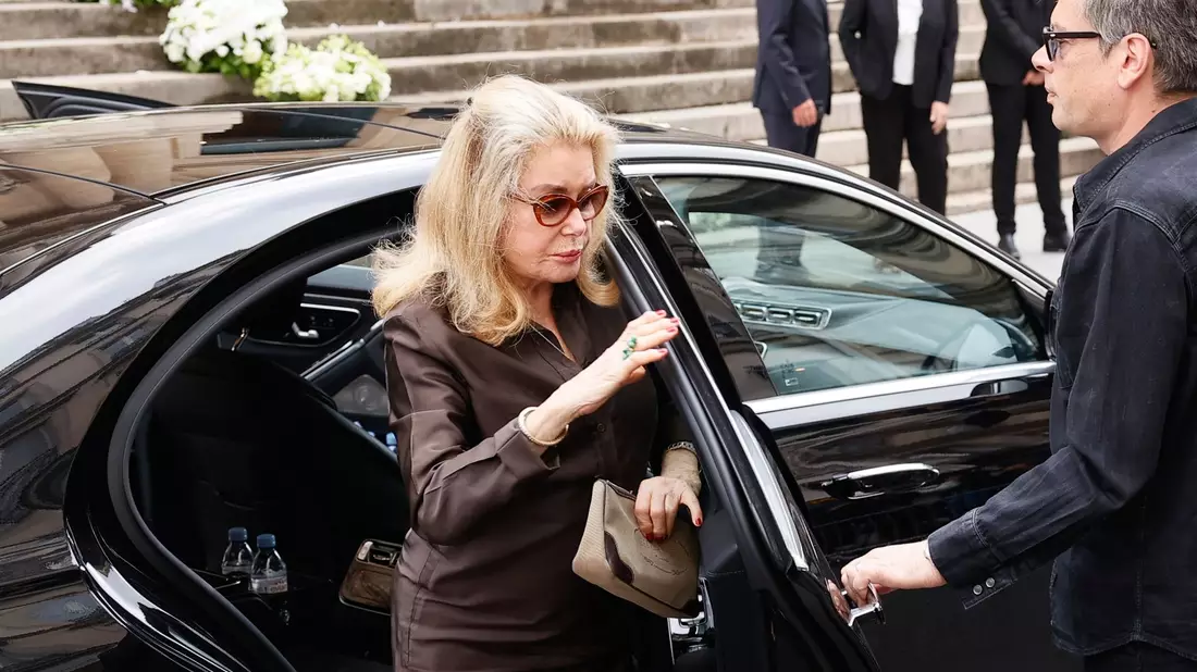 Schauspiel-Ikone Catherine Deneuve kommt zur Beerdigung von Jane Birkin. - Bild: Thomas Padilla/AP