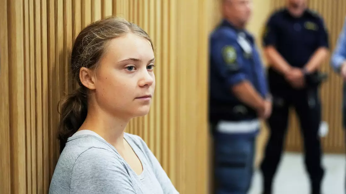 Die schwedische Klimaaktivistin Greta Thunberg wartet auf eine Gerichtsanhörung. Thunberg musste sich nach einer Protestaktion in der südschwedischen Stadt Malmö vor Gericht verantworten. - Bild: Pavel Golovkin/AP/dpa