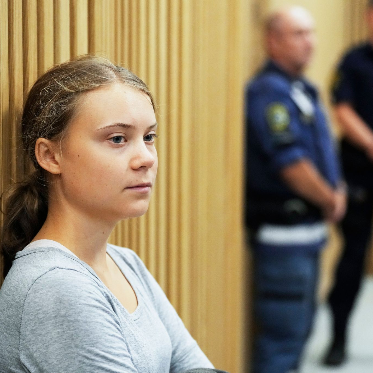 Die schwedische Klimaaktivistin Greta Thunberg wartet auf eine Gerichtsanhörung. Thunberg musste sich nach einer Protestaktion in der südschwedischen Stadt Malmö vor Gericht verantworten. - Foto: Pavel Golovkin/AP/dpa