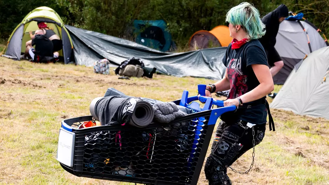 Unter dem Motto «Sylt für alle» veranstaltet die Gruppe «Aktion Sylt» ein mehrwöchiges Protestcamp. - Bild: Daniel Bockwoldt/dpa