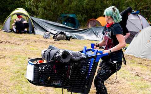 Unter dem Motto «Sylt für alle» veranstaltet die Gruppe «Aktion Sylt» ein mehrwöchiges Protestcamp. - Foto: Daniel Bockwoldt/dpa