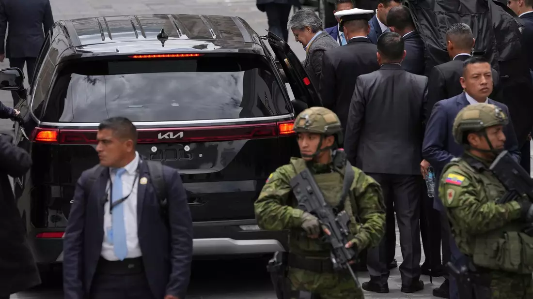 Ecuadors Staatspräsident Guillermo Lasso (M) wird von Sicherheitskräften umgeben, als er in ein Auto steigt (Archivbild). Lasso hat den Chef der Nationalpolizei angewiesen, so viele Beamte wie nötig einzusetzen, um die Verantwortlichen für das Attentat auf Agustín Intriago zu finden. - Bild: Dolores Ochoa/AP