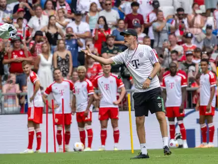 War mit der Schiedsrichterleistung sichtlich unzufrieden: Thomas Tuchel. - Foto: Peter Kneffel/dpa